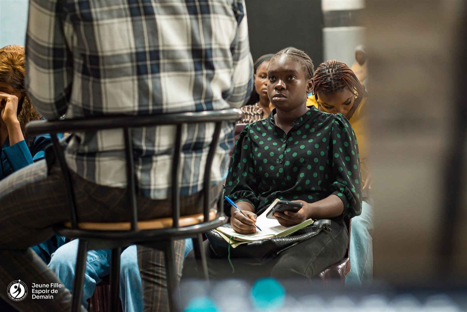 Jeune fille attentive pendant une session de formation JFED